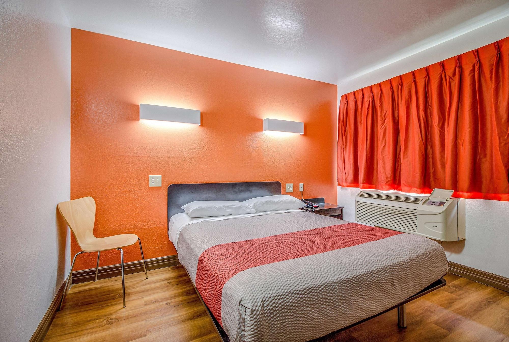 Hotel 6-conroe, Tx Conroe