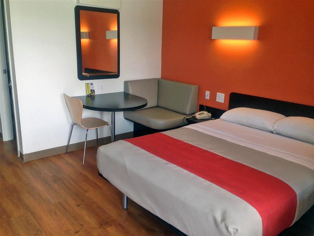 6-conroe, Tx Hotel